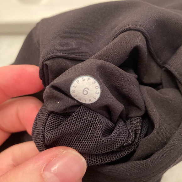 Lululemon ‘On the Fly’ Size 6 Lot (Black, Navy Blue, Light Blue) - Picture 3 of 5